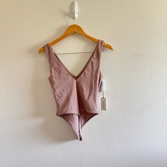 NWT Aritzia Babaton Contour V-Neck Taupe Bodysuit size Small - Picture 4 of 10